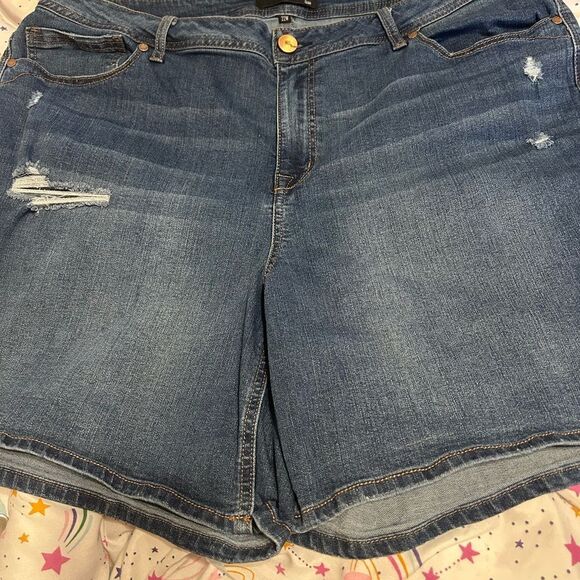 1822 Denim Blue Jean Shorts with Distressed Details - Picture 4 of 12